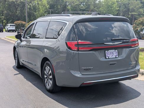 Used 2023 Chrysler Pacifica Touring-L FWD image 7
