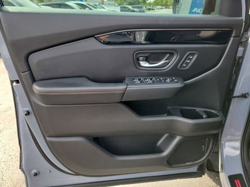 Used 2025 Honda Pilot TrailSport image 22