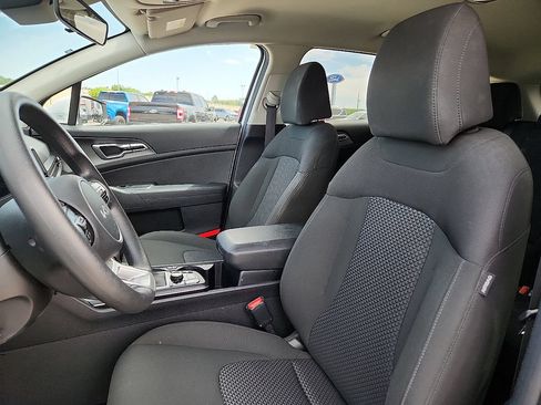 Used 2025 Kia Sportage LX FWD image 7