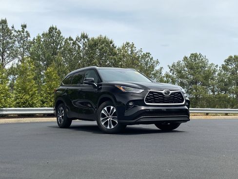 Used 2022 Toyota Highlander XLE image 2