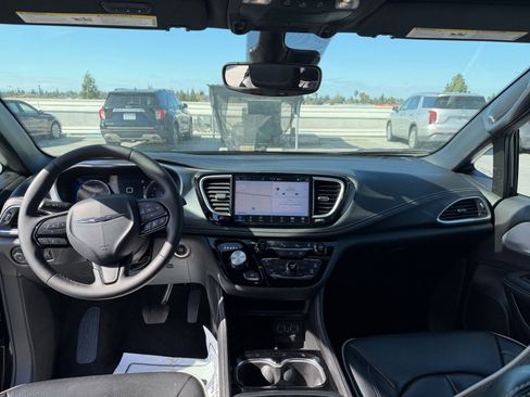 Used 2025 Chrysler Pacifica Limited image 38