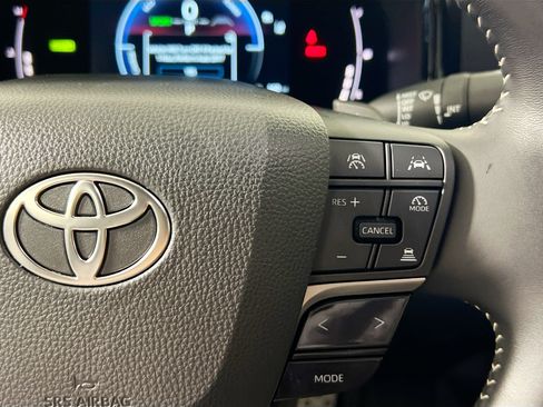 Used 2025 Toyota Camry SE FWD image 19