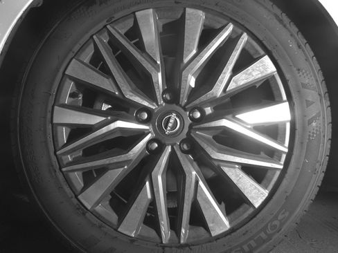 Used 2025 Nissan Altima 2.5 SV FWD image 12