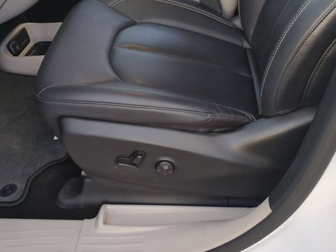 Used 2024 Chrysler Pacifica Touring-L FWD image 32