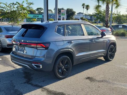 Certified 2025 Volkswagen Taos SE w/ Panoramic Sunroof Package FWD image 4