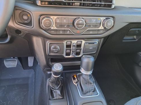 New 2025 Jeep Gladiator Sport image 18