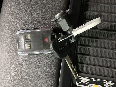 Used 2017 GMC Sierra 1500 SLT AWD/4WD image 32