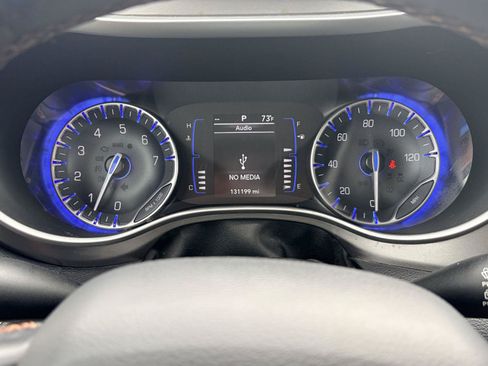 Used 2020 Chrysler Pacifica Touring-L FWD image 17