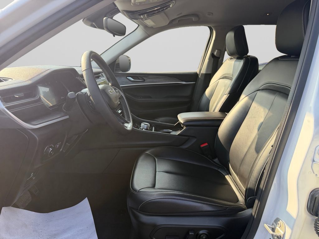 Used 2023 Jeep Grand Cherokee L Limited AWD/4WD image 10