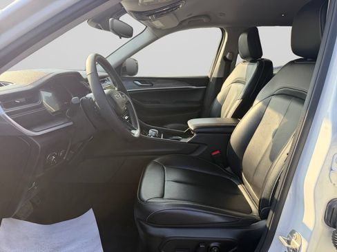 Used 2023 Jeep Grand Cherokee L Limited AWD/4WD image 10