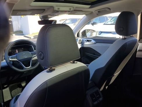 Certified 2025 Volkswagen Taos SE w/ Panoramic Sunroof Package image 12