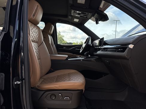 Used 2022 Cadillac Escalade ESV Premium Luxury w/ Performance Package AWD/4WD image 33