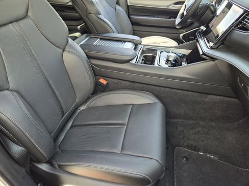 New 2025 Jeep Wagoneer L Series II w/ Premium Group I image 12