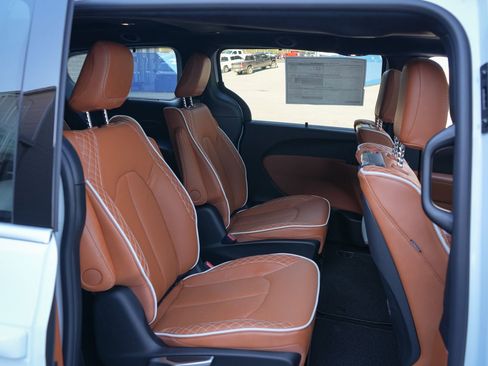 New 2026 Chrysler Pacifica Pinnacle image 22