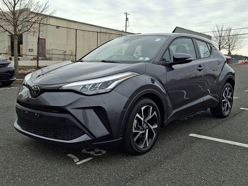 Used 2022 Toyota C-HR XLE image 3