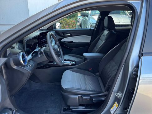 Used 2025 Chevrolet Trax LT FWD image 22
