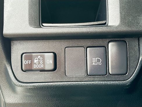 Used 2019 Toyota Tacoma SR5 AWD/4WD image 10