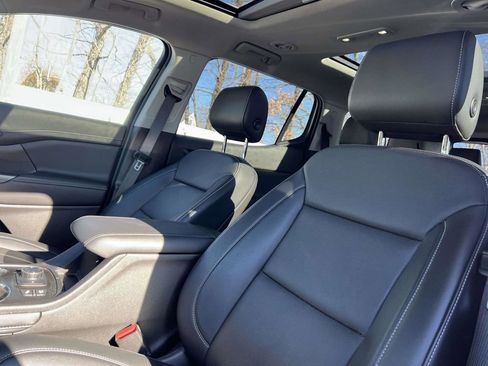 Used 2023 GMC Acadia SLT w/ Preferred Package image 14