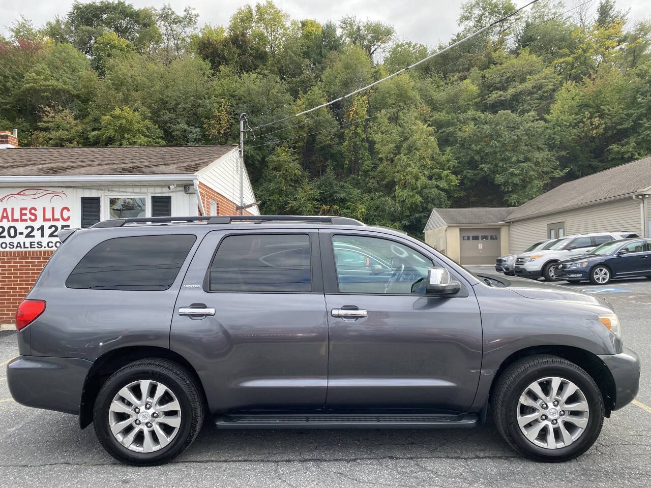 Used 2011 Toyota Sequoia Limited AWD/4WD image 4