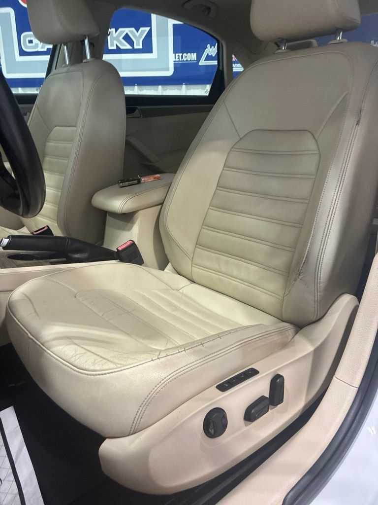 Used 2017 Volkswagen Passat 3.6 SEL Premium FWD image 10