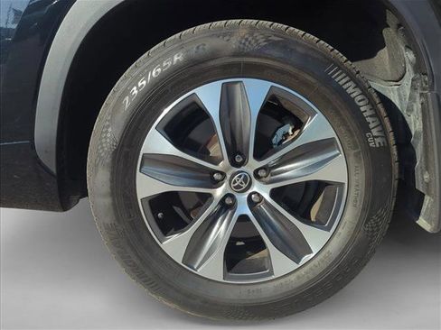 Used 2022 Toyota Highlander XLE FWD image 6