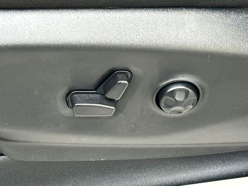 Used 2024 Chrysler Voyager LX image 38