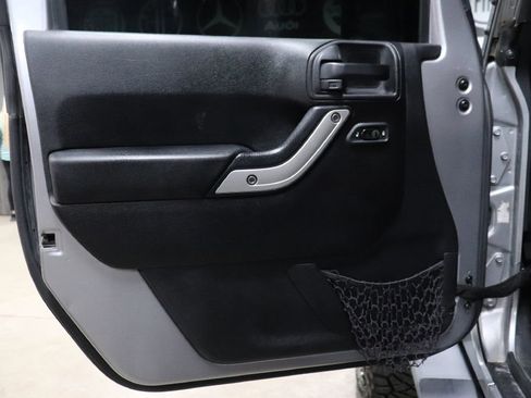 Used 2016 Jeep Wrangler Unlimited Sahara image 9