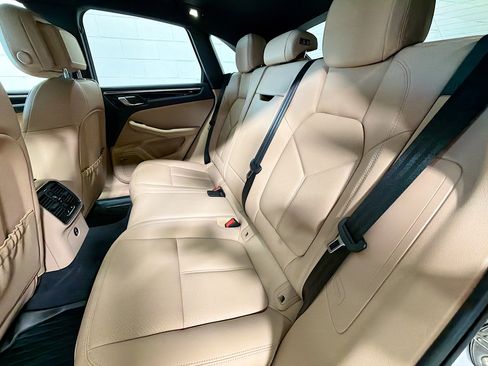Used 2025 Porsche Macan image 21
