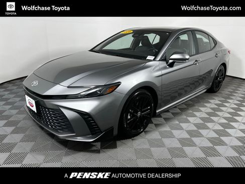 Used 2025 Toyota Camry SE image 1