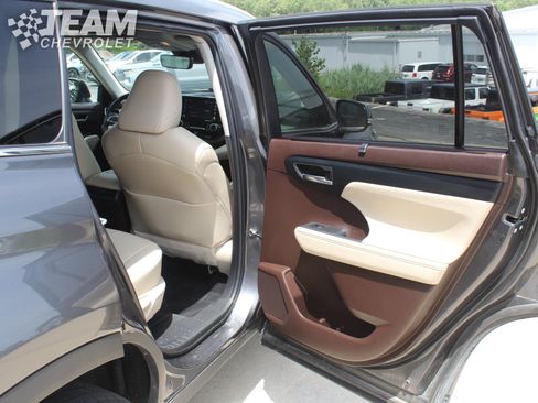 Used 2022 Toyota Highlander XLE AWD/4WD image 26