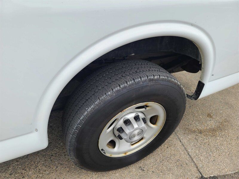 Used 2017 Chevrolet Express 2500 RWD image 30
