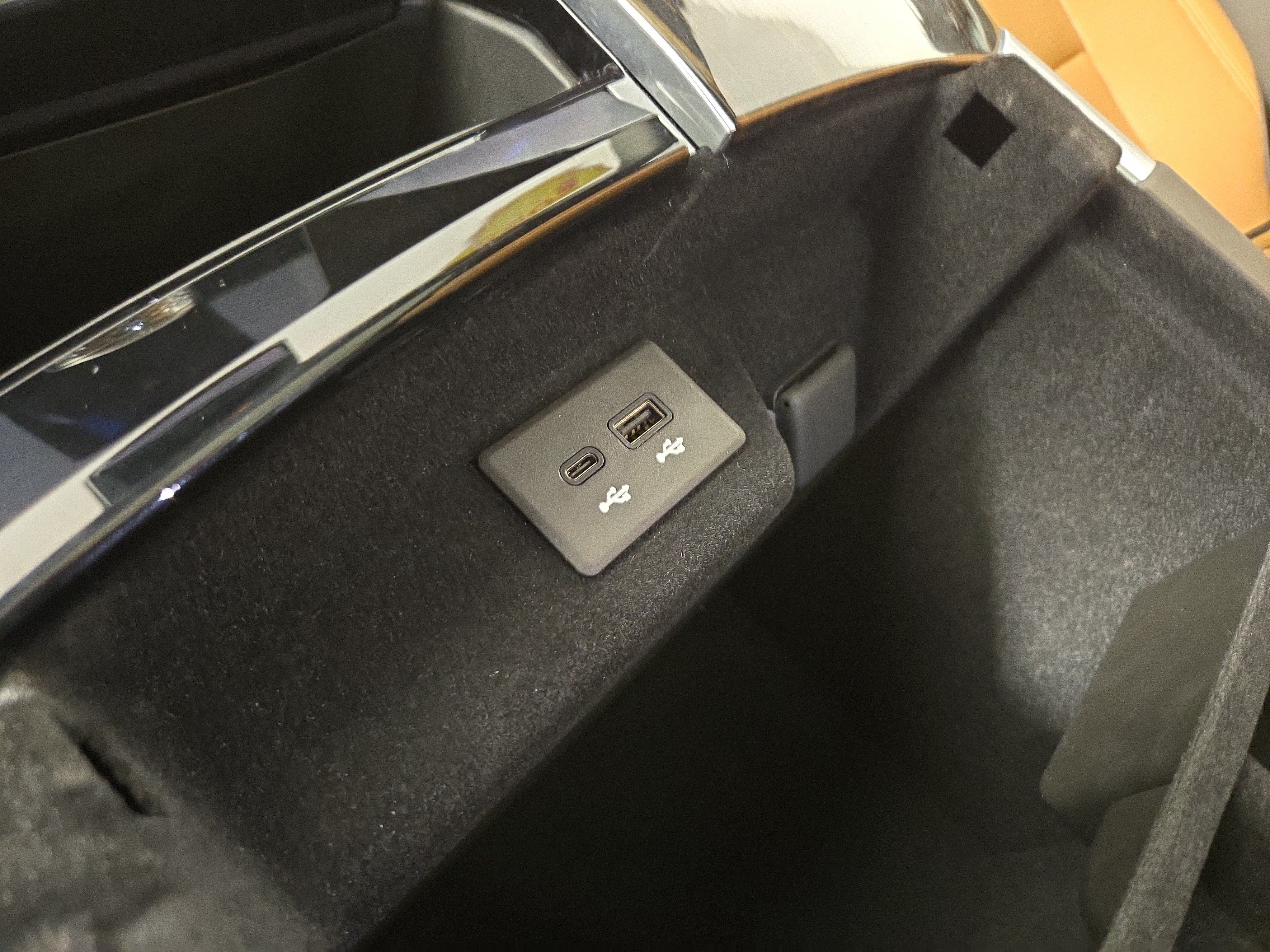 Certified 2025 Cadillac Escalade Premium Luxury w/ LPO, Floor Liner Package AWD/4WD image 29