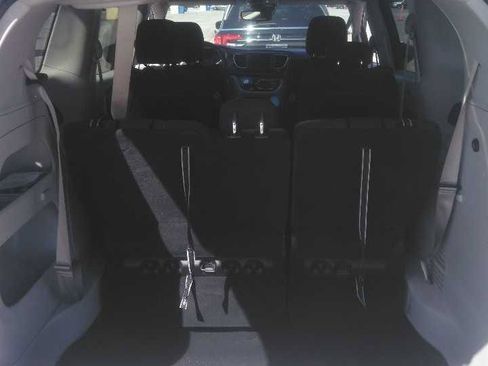 Used 2023 Chrysler Voyager LX image 4