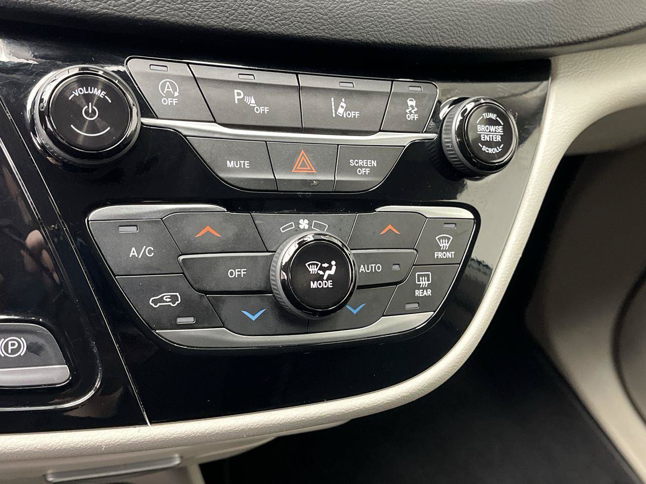 Used 2024 Chrysler Pacifica Touring-L FWD image 21