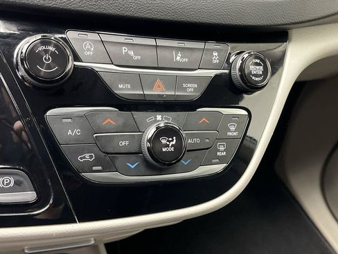 Used 2024 Chrysler Pacifica Touring-L FWD image 21