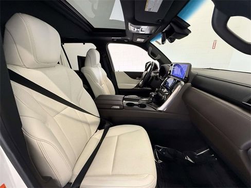 Used 2023 Lexus LX 600 4WD w/ Luxury Package image 14