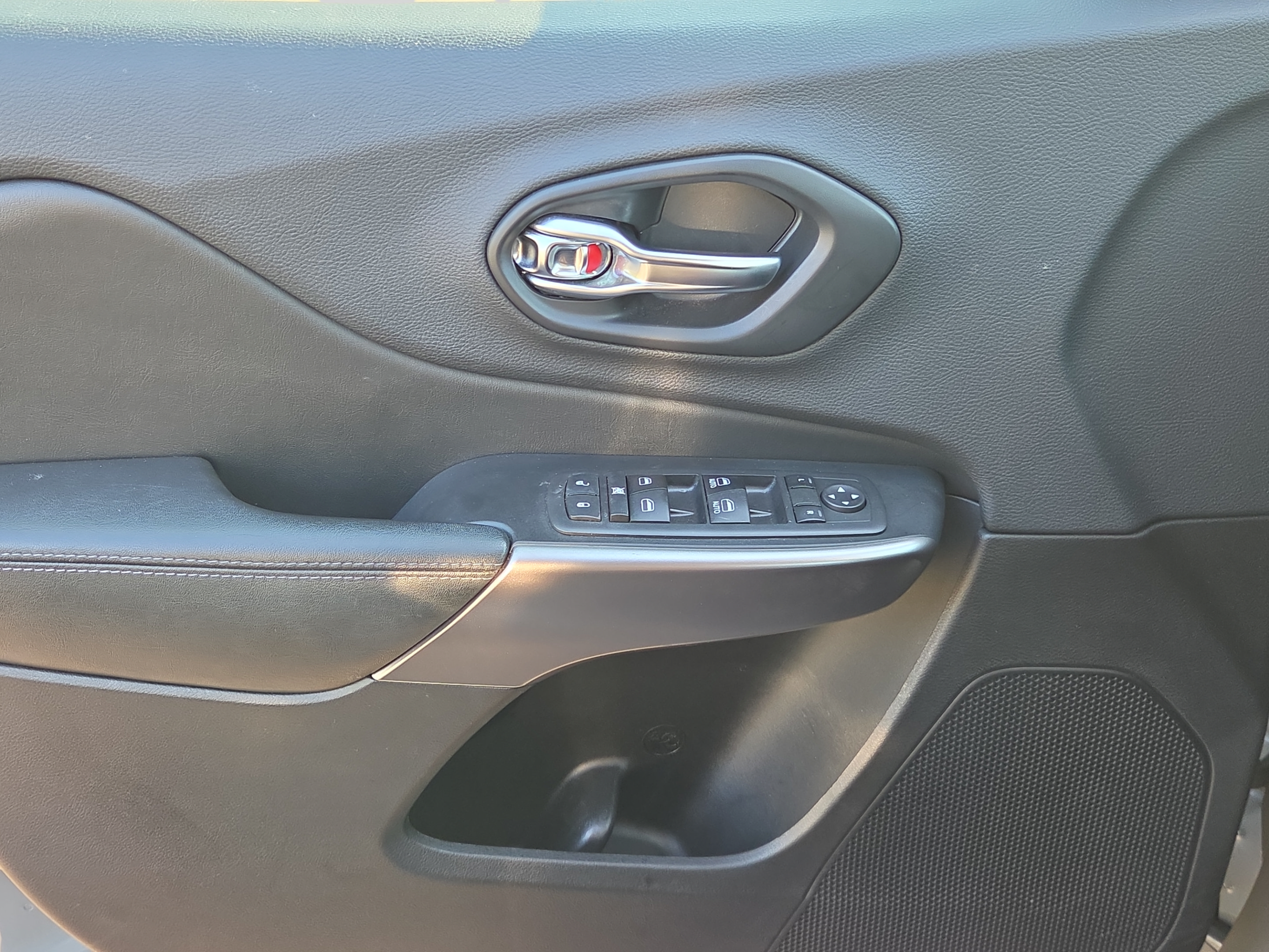 Used 2019 Jeep Cherokee Latitude Plus FWD image 28