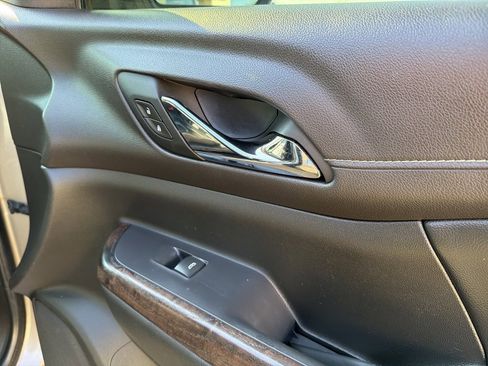 Used 2022 GMC Acadia Denali w/ Denali Ultimate Package image 18