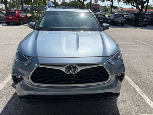 Used 2024 Toyota Highlander XLE FWD image 2