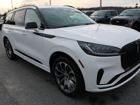 Used 2025 Lincoln Aviator AWD w/ Jet Appearance Package image 4