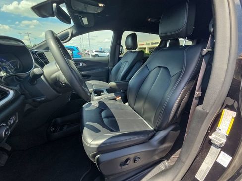 Used 2025 Chrysler Pacifica Select FWD image 28
