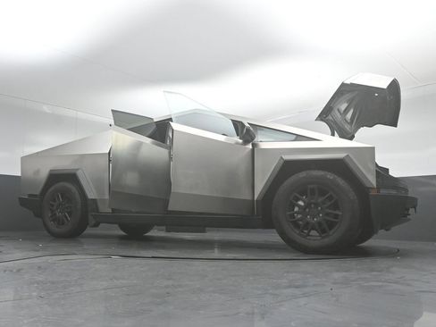 Used 2024 Tesla Cybertruck AWD Crew Cab image 42