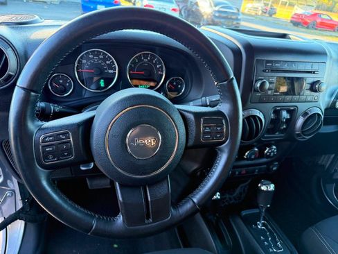 Used 2016 Jeep Wrangler Unlimited Sahara w/ Connectivity Group AWD/4WD image 27
