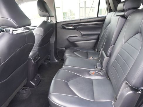 Used 2022 Toyota Highlander XLE image 22