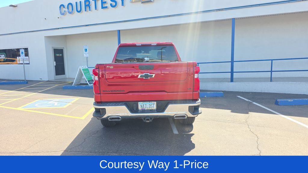 Used 2022 Chevrolet Silverado 1500 LT w/ Z71 Off-Road Package AWD/4WD image 8