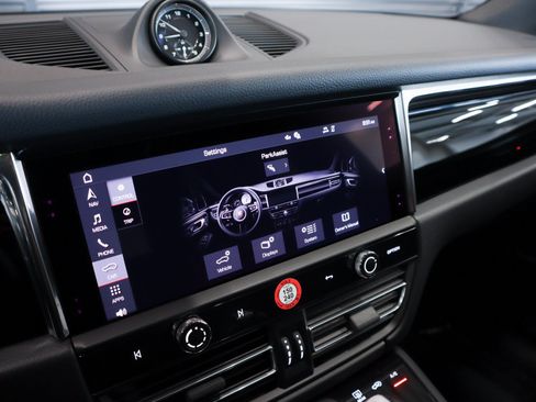 Certified 2026 Porsche Macan AWD/4WD image 21