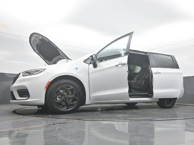 Used 2024 Chrysler Pacifica Limited FWD image 59