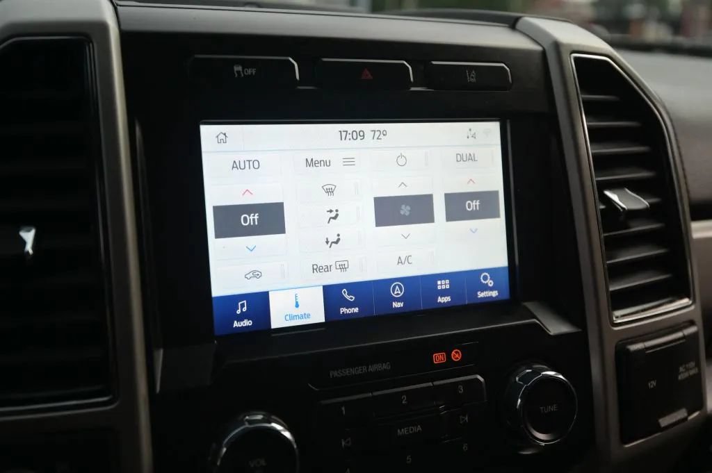 Used 2020 Ford F350 Lariat w/ Lariat Ultimate Package AWD/4WD image 28