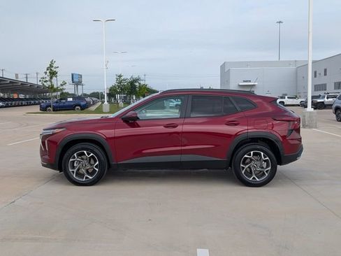 Used 2025 Chevrolet Trax LT FWD image 3