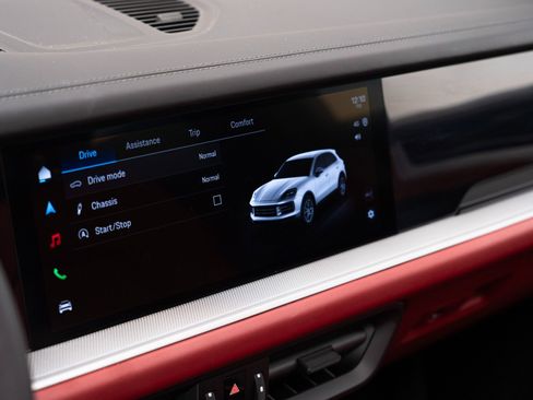 Used 2025 Porsche Cayenne S image 24